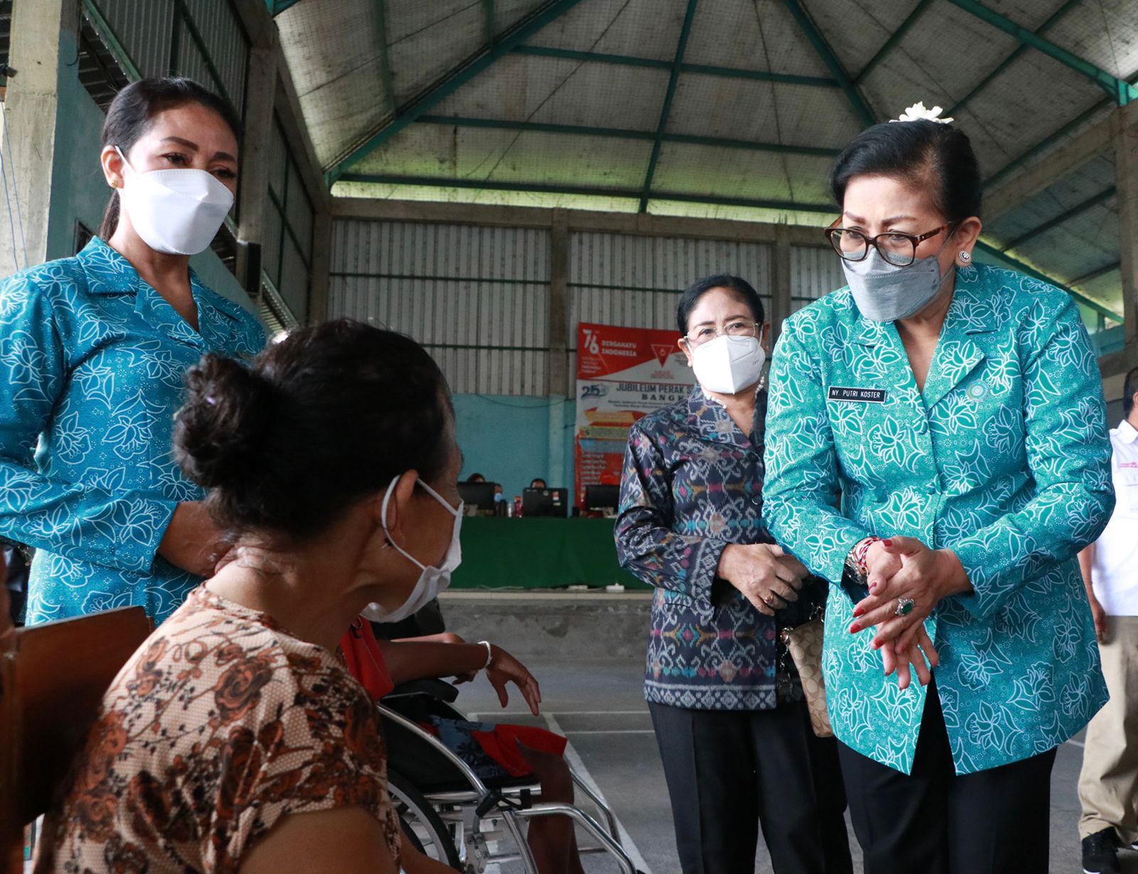 podiumnews.com-Percepat Vaksinasi, Ny Putri Koster Bawa Tim Vaksinator Datangi Rumah Kaum Difabel